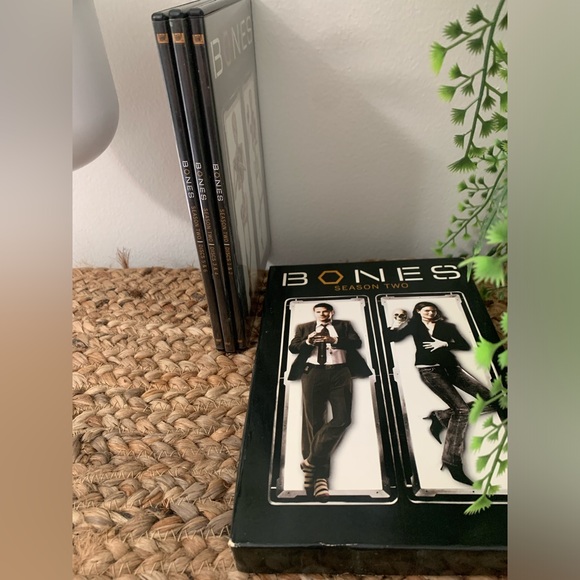 BONES Season 2 DVD Box Set. EUC - Picture 4 of 8